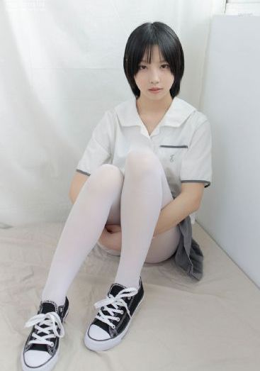 赤裸红唇