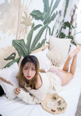 岳故意装睡让我挺进去观看在线
